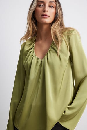 Olive Green Satynowa bluza z marszczonym dekoltem