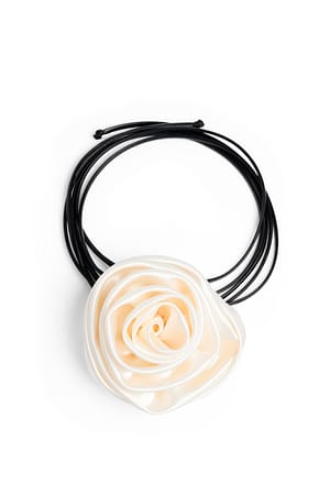 Offwhite Halskette aus Satin mit Rose