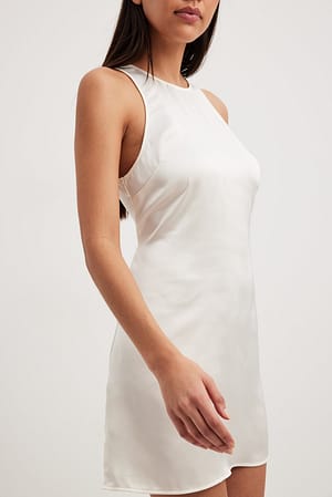 Offwhite Miniklänning i satin med slits
