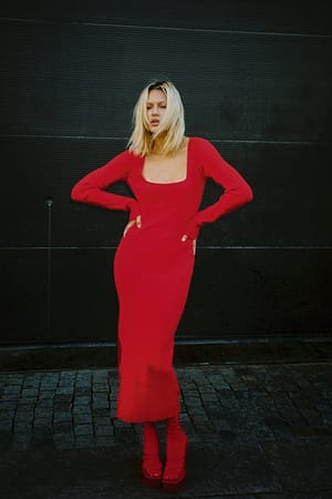 Red Midi-jurk met split en lage ronde hals