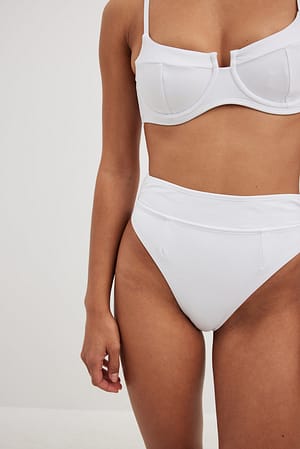 White Bikini-Höschen mit hoher Taille und Nahtdetail