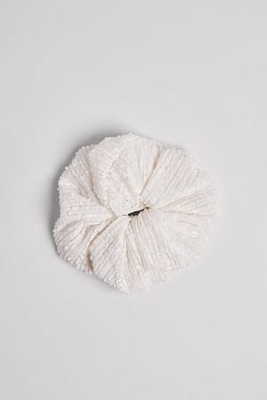 White Scrunchie med paljetter