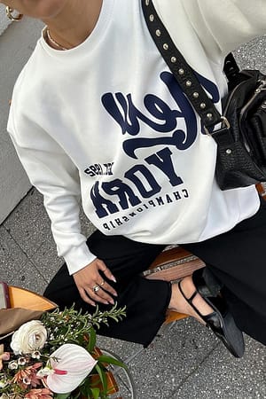 Offwhite/Navy Sweatshirt med byprint