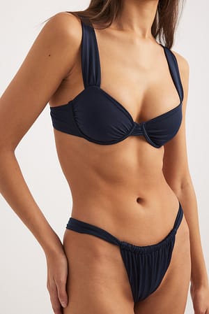 Blue Drapiertes glänzendes Bikini-Höschen mit hohem Schnitt