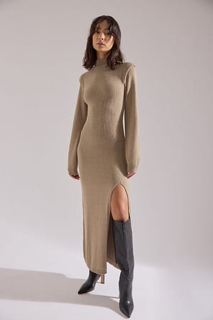 Beige Dzianinowa sukienka midi z ozdobnymi ramionami