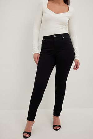 Elastiske skinny jeans med høj Sort | NA-KD