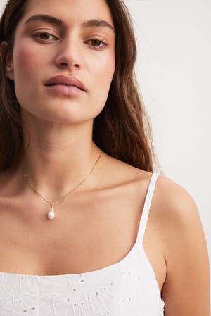 White Halskæde med lille hængende perle
