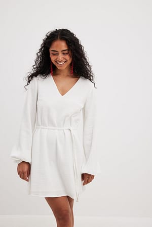 Creme Zachte katoenen mini-jurk met gestrikte taille
