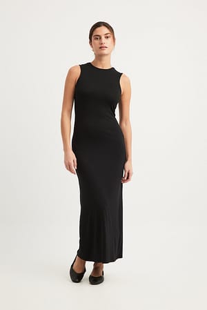 Black Soft Line Sleevless Midi Dress