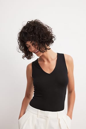 Black Soft Line ærmeløs bodysuit med V-udskæring