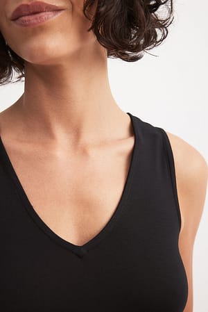 Black Soft Line Sleeveless V-neck Body