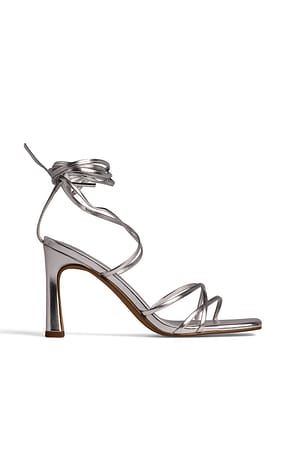 Silver Høyhælte sko med stropper og firkantet tå