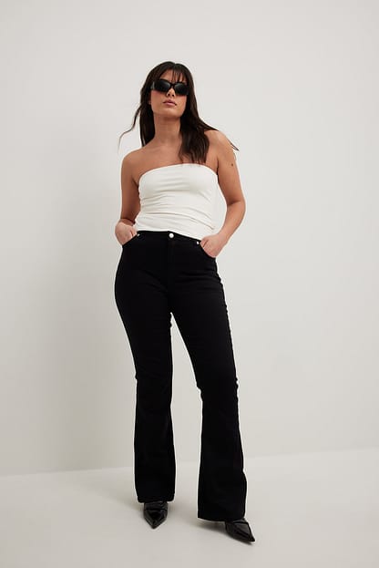 Black Utsvingte, stretchy jeans med høy midje