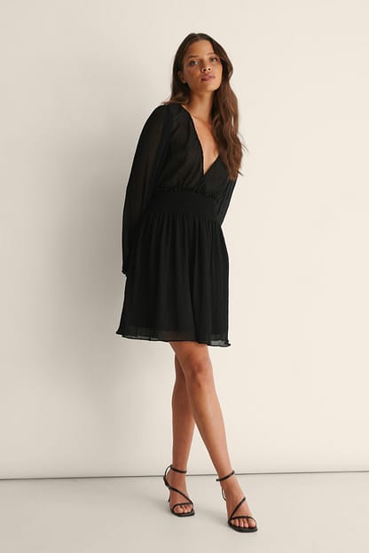 Black Strukturiertes Kleid mit Kitteldetail