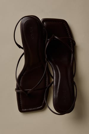 Brown Lavhælede sandaler med remme