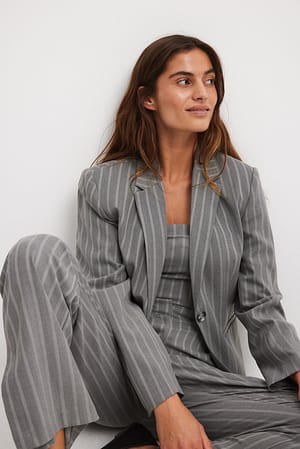 Grey Stripe Blazer med tettsittende passform og striper