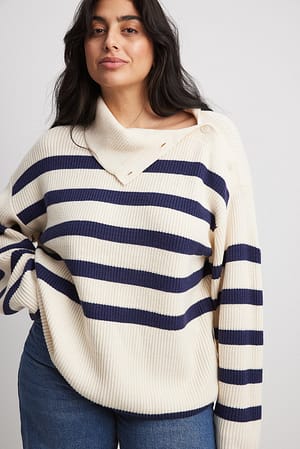 Off White/Navy Stripes Strikket sweater med rullekrave og striber