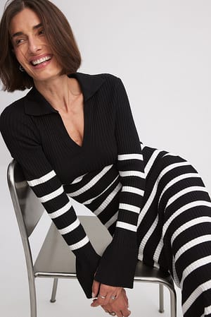 Black/White Stripe Ribbestrikket kjole med trompetarmer og striper