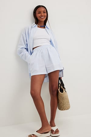 Blue/White Gestreifte Seersucker-Shorts mit elastischem Bund