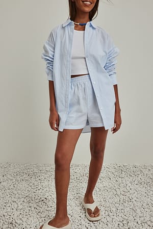 Blue/White Randiga shorts i seersucker-material med elastisk midja