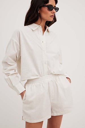 Beige/White Pantaloncini in cotone leggero a righe con elastico in vita