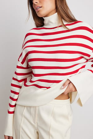 White/Red Stickad randig tröja med turtleneck