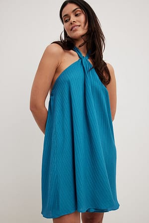 Blue Strukturalna mini sukienka z wiązaniem na szyi