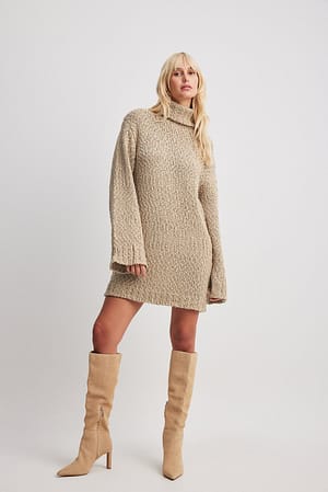 Beige Strikket sweaterkjole med rullekrave og struktur