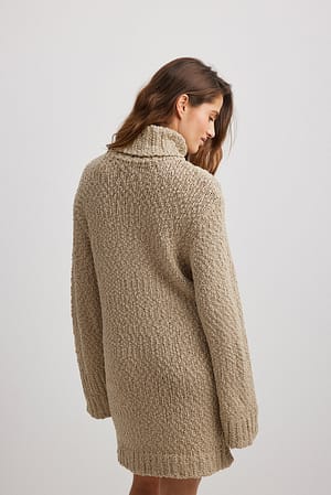 Beige Strukturiertes Pulloverkleid aus Strick mit Rollkragen