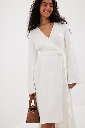 White Strukturalna sukienka z przedłużonym tyłem i wiązaniem w talii