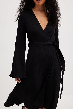 Black Strukturerad klänning med knytmidja och längre rygg