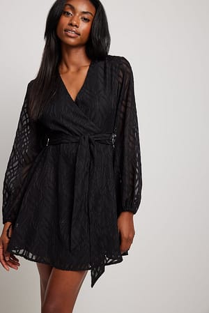 Black Slå-om-kjole med struktur
