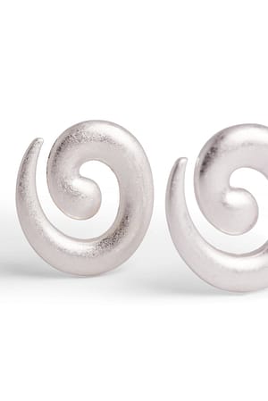 Silver Boucles d'oreilles ondulées avec boule