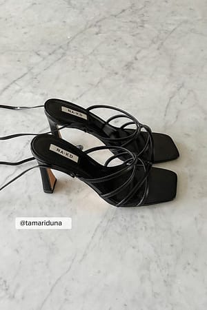 Black Sandaler med stropper og traktformede hæler