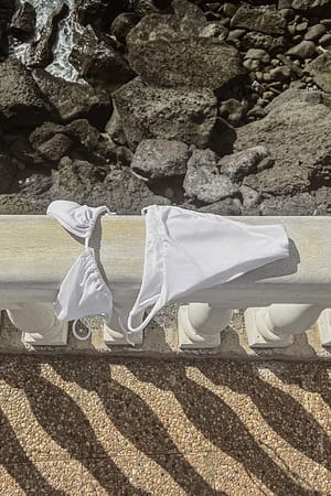 White Dół bikini z cienkimi ramiączkami