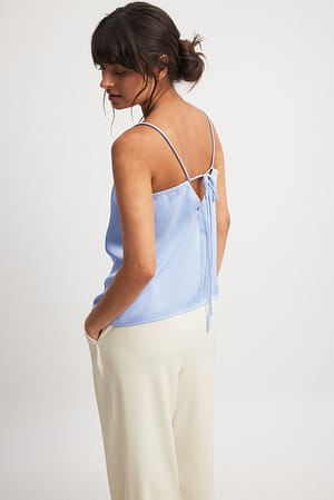 Light Blue Camiseta de satén con detalle de lazo en la espalda