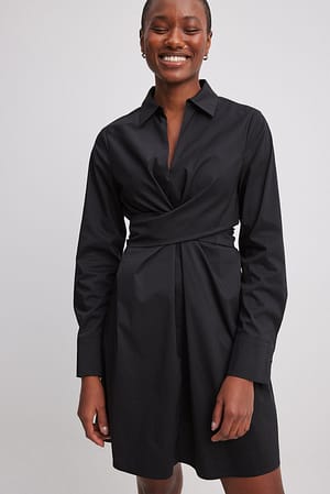Black Minikjole med omslag og bindebånd på ryggen
