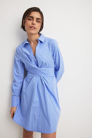 Blue/White Stripe Minikjole med omslag og bindebånd på ryggen