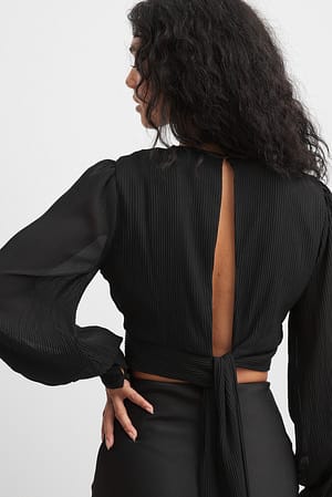 Black Plisseret bluse med binding på ryg