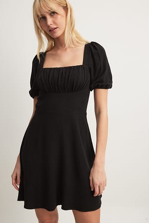 Black Mini-jurk met pofmouwen en gestrikte achterkant