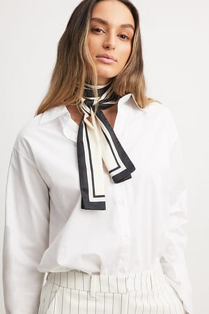 Stripe Sjal i sateng med knyttet hals