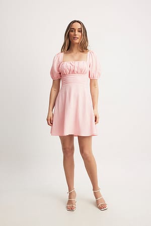 Light Pink Mini-jurk met pofmouwen en gestrikte achterkant