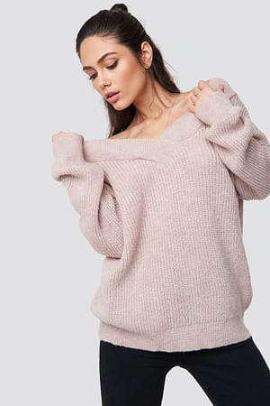 Powder Pink Sweter z szerokim dekoltem v