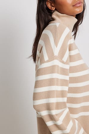 Beige/White Strikket stripete genser med turtleneck