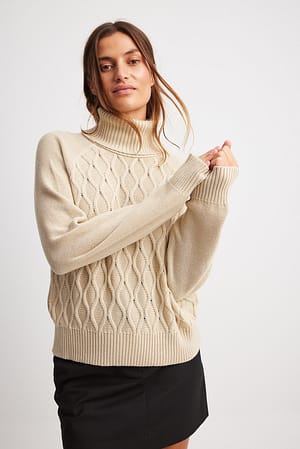 Beige Kabelstrikket sweater med rullekrave
