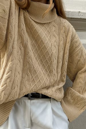 Beige Kabelstrikket sweater med rullekrave