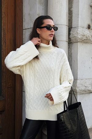 Offwhite Kabelstrikket sweater med rullekrave