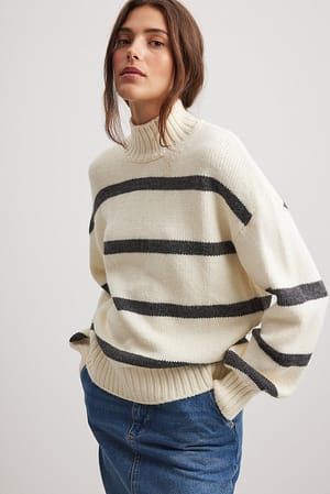 White/Grey Strikket sweater med striber og rullekrave