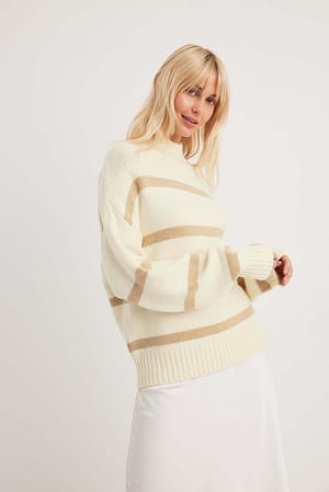 White/Beige Stripe Strikket sweater med striber og rullekrave