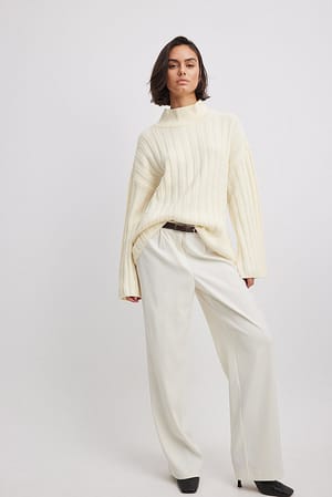 Offwhite Strikket sweater med bred rib og rullekrave